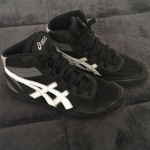 Youth 5 1/2 ASICS wrestling shoes